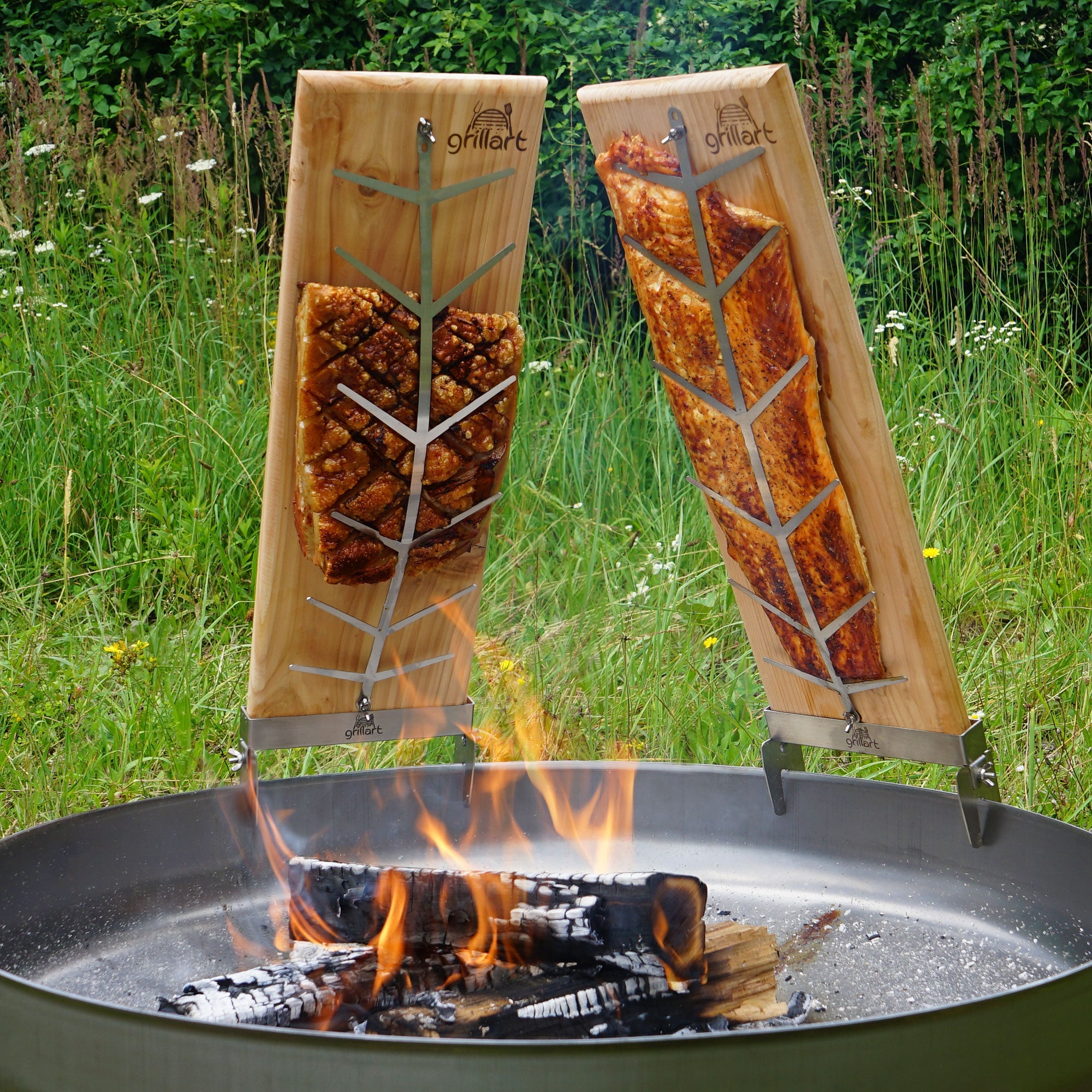 Premium Flammlachsbrett mit Halterung aus Edelstahl für herrlichen Flammlachs - grillart®